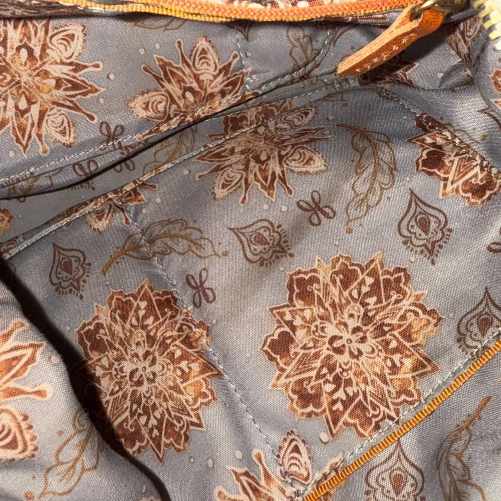Chic Leather HOBO Shoulder Bag in Taupe - Picture 4 of 7